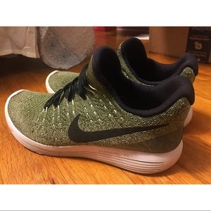 NIKE flyknit lunarlon tennis shoes